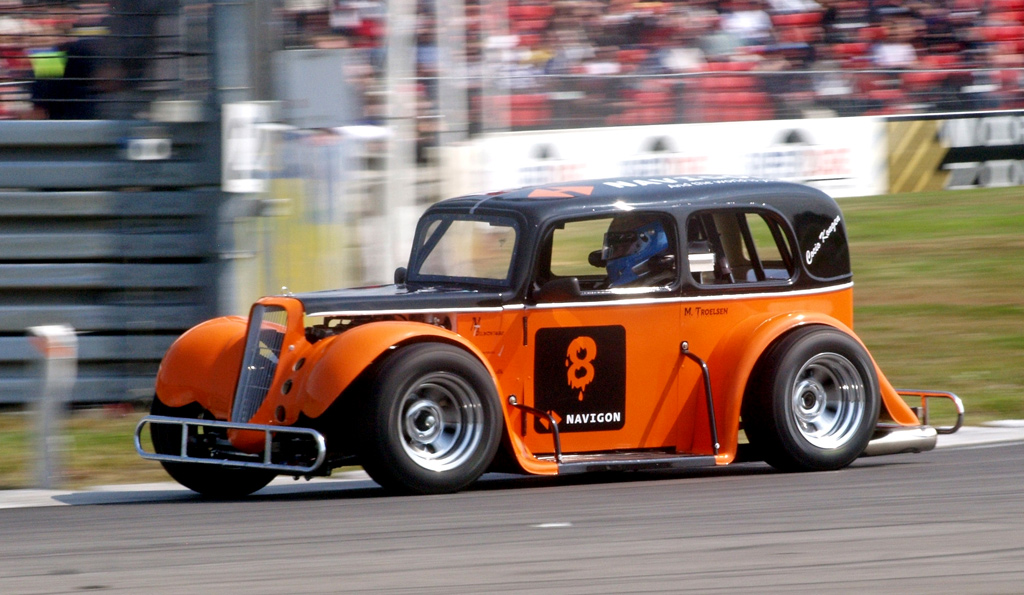 Jason Watt har fået specialombygget sin Legend Car, og er klar til at give fuld gas på Løvel Banen.
(Foto: Åge Keseler Kirketerp)